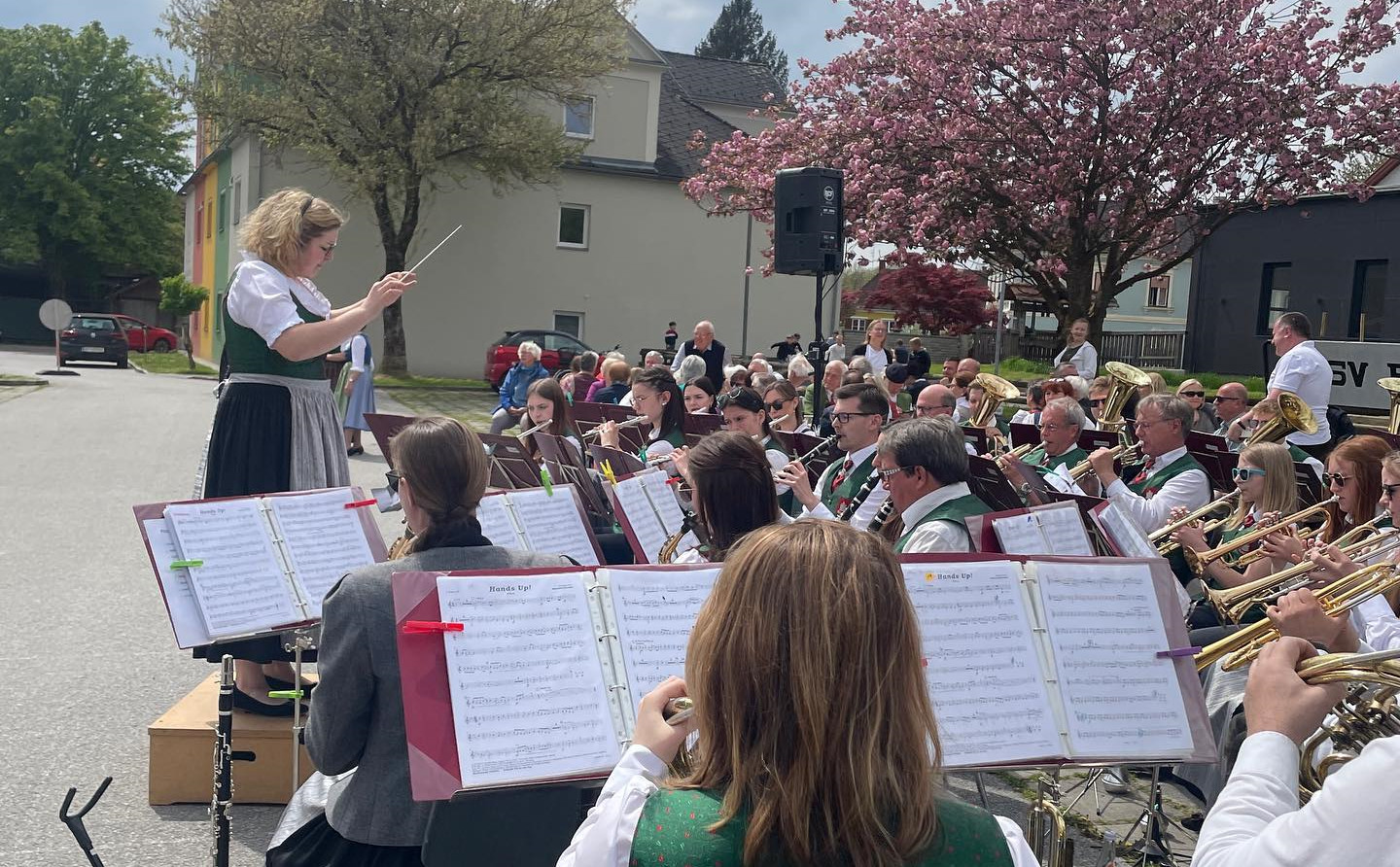 Frühlingserwachen mit Maibaumaufstellen